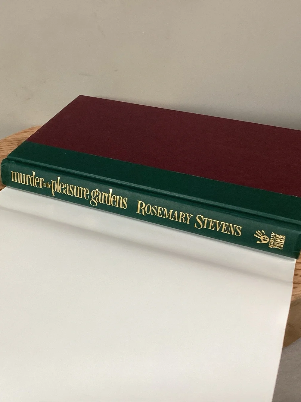 🟢 Vintage - Murder in the Pleasure Gardens by Rosemary Stevens - Hardback